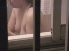 【民家盗撮】すげぇまる見えじゃんｗｗｗ風呂場の窓から入浴中の一般女性を盗撮だぁｗｗｗｗ