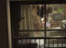 犯罪なのにやめられない…民家の窓から覗く女性の赤裸々な私生活がめっちゃ興奮する民家盗撮画像