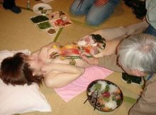こんなカウントダウンパーティーで年越しを迎えてみたいなｗｗｗ女体盛りとか言う日本の闇文化ｗｗｗ
