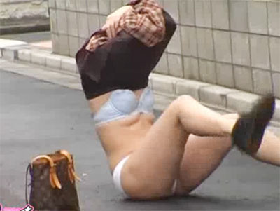 【スカートめくりエロ画像】日本の女が平和ボケしてる証拠がこちらｗｗｗ背後からのスカートめくりに無防備過ぎだろｗｗｗ その14