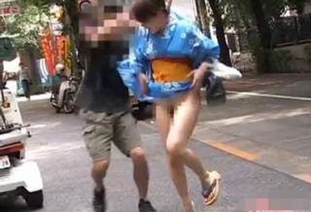 【スカートめくりエロ画像】日本の女が平和ボケしてる証拠がこちらｗｗｗ背後からのスカートめくりに無防備過ぎだろｗｗｗ その15