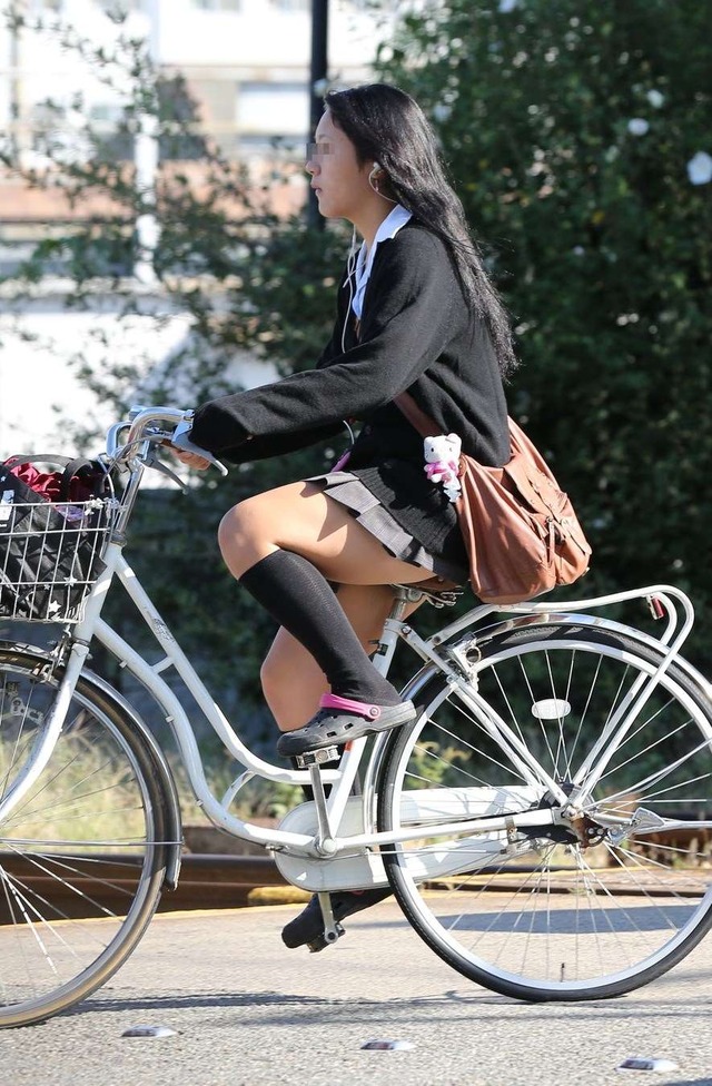 【JK自転車エロ画像】自転車通学中の女子高生のスカートが絶妙過ぎて目が離せねーｗｗｗｗ その4
