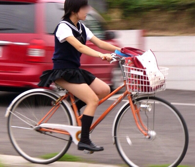 【JK自転車エロ画像】自転車通学中の女子高生のスカートが絶妙過ぎて目が離せねーｗｗｗｗ その11