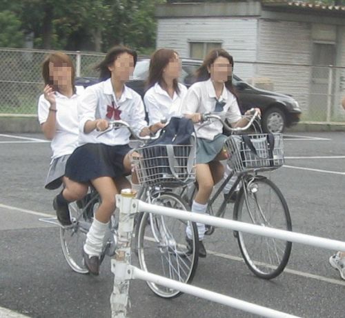【JK自転車エロ画像】自転車通学中の女子高生のスカートが絶妙過ぎて目が離せねーｗｗｗｗ その12