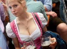 【ビール祭りエロ画像】ドイツのビール祭りがおっぱい祭りだったでござるｗｗｗこの生おっぱい見ながらビール飲みてぇなｗｗｗ