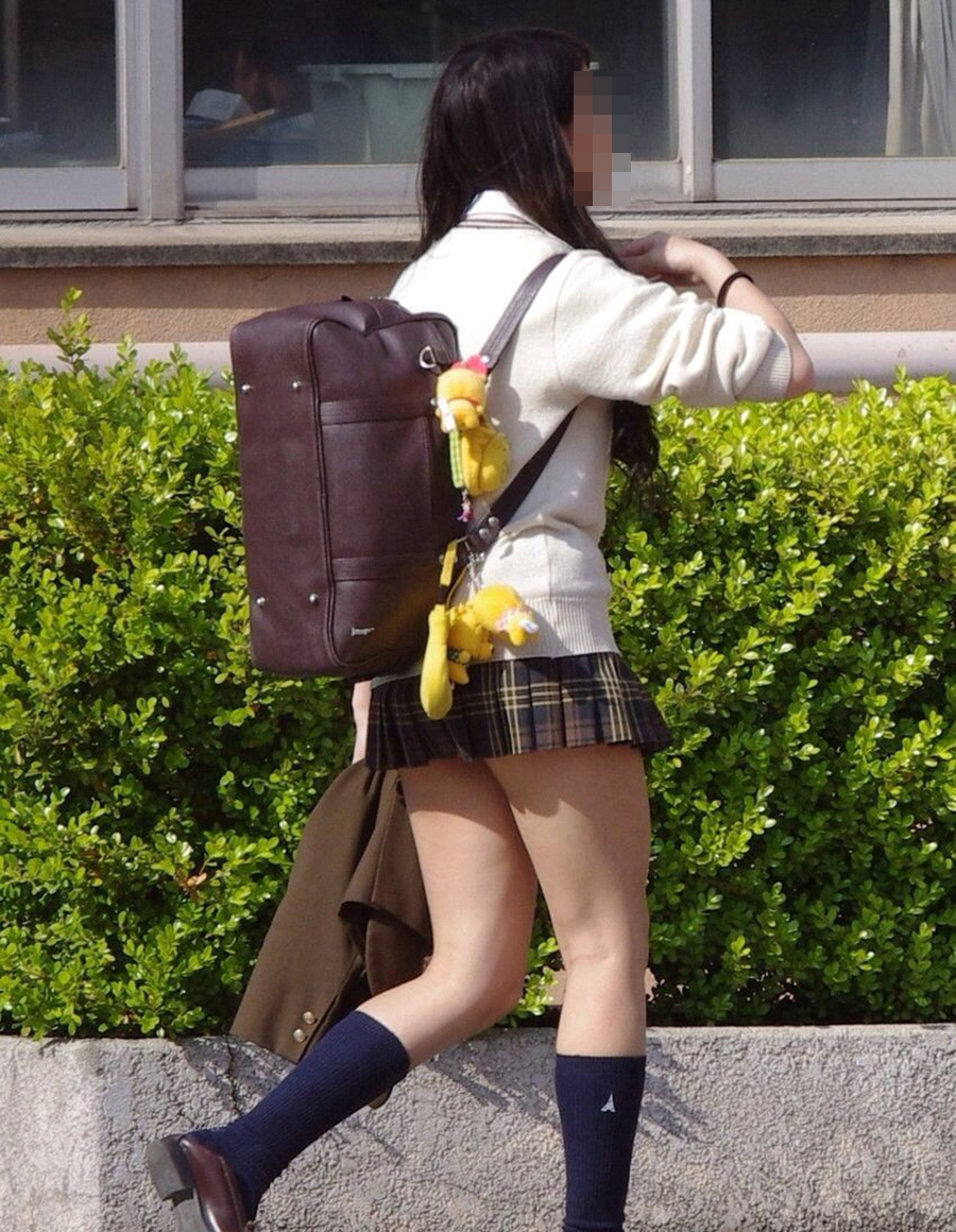 【ミニスカJKエロ画像】スカート丈がおかしいことになってる女子高生…こんなの歩いてるだけでパンツ見えるだろｗｗｗ その6