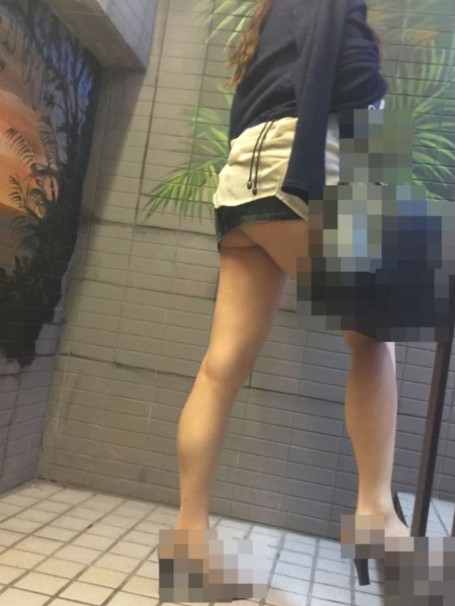 【ミニスカ街撮り画像】エグいスカート穿いてるなぁ…理解不能な短さ！リアル痴女なおねーさんのミニスカがヤバいｗｗｗ その8