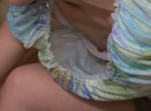 【浮きブラエロ画像】これぞ貧乳ちゃんの悲劇…ブラジャーカパカパで乳首が見えちゃう浮きブラエロ画像