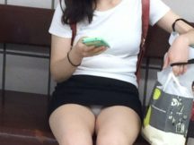 パンチラしてる女の子を見るとめっちゃ嬉しくなる…男のエロ目線を釘付けにするタイトミニエロ画像