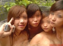 女同士の旅行で浮かれた素人がFacebookに投稿したお風呂場での記念写真ｗｗｗおっぱいもまんこもまる見えだぁｗｗｗ