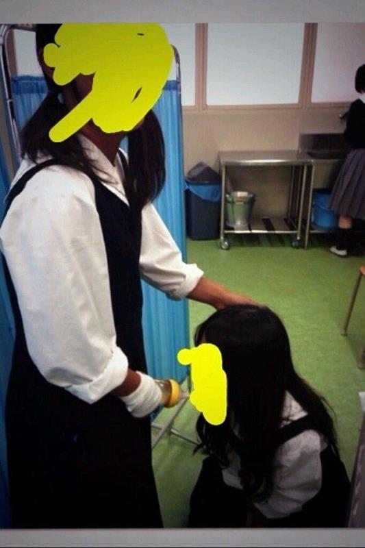 【おふざけエロ画像】数年後には黒歴史！女子高生や女子大生のおふざけエロ画像が意外と身体張ってんなｗｗｗｗ その1