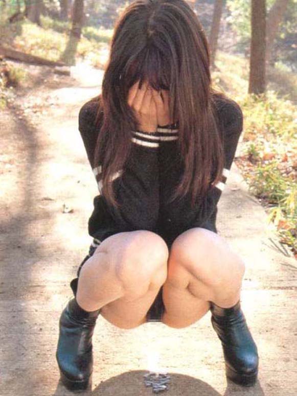 【野外放尿エロ画像】恥ずかしいけど…この開放感が癖になるぅ！ドスケベなま～んさんの野外放尿エロ画像ｗｗｗ その1
