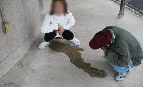 【野外放尿エロ画像】恥ずかしいけど…この開放感が癖になるぅ！ドスケベなま～んさんの野外放尿エロ画像ｗｗｗ その14