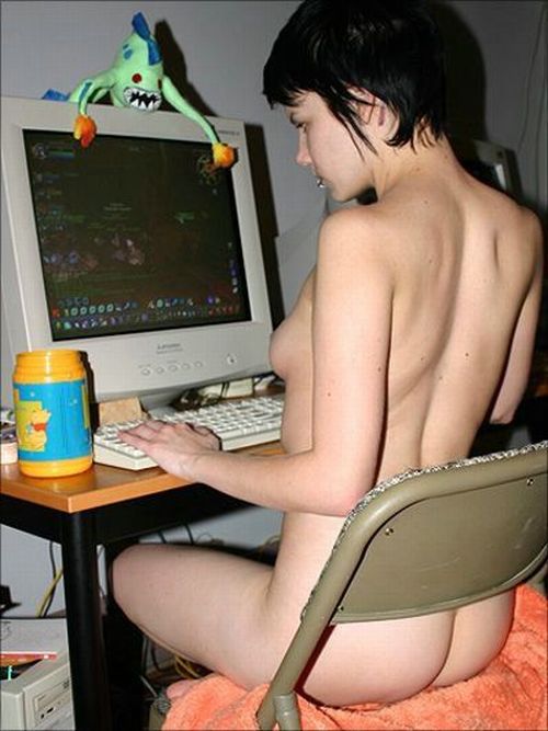 これが本物のネトゲ廃人ｗｗｗ着替える時間も惜しい裸でギルド戦するま～んｗｗｗｗ その1