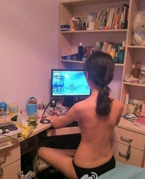 これが本物のネトゲ廃人ｗｗｗ着替える時間も惜しい裸でギルド戦するま～んｗｗｗｗ その14