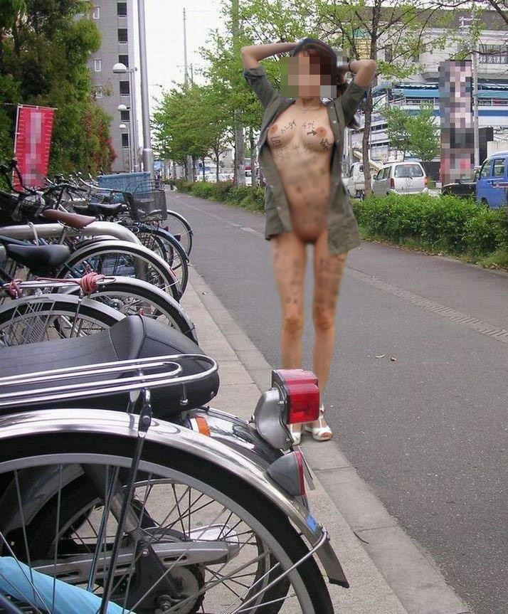 【野外露出エロ画像】嘘やろ…平和ボケした日本人に喝っ！誰もが絶句する過激な露出狂のおねーさんｗｗｗｗ その10
