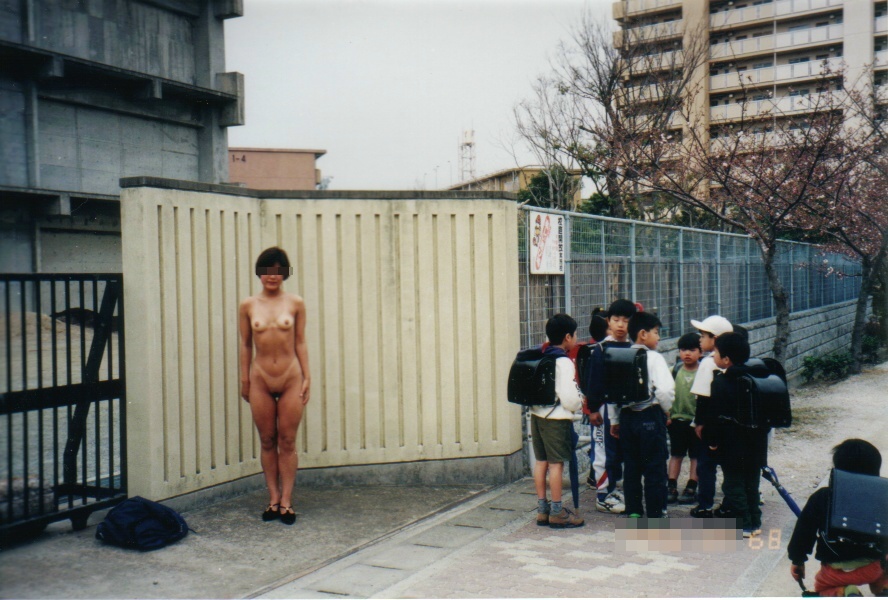 【野外露出エロ画像】嘘やろ…平和ボケした日本人に喝っ！誰もが絶句する過激な露出狂のおねーさんｗｗｗｗ その15
