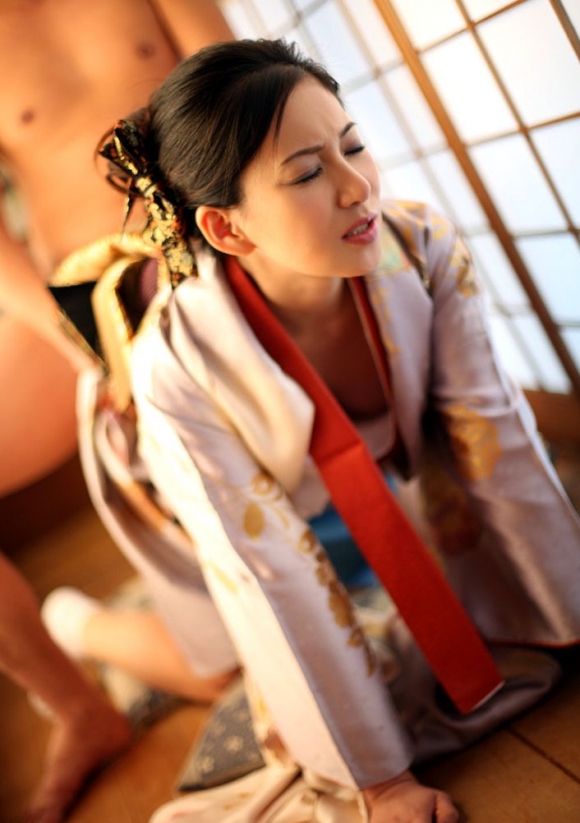 【和服着衣SEXエロ画像】 後が大変なのに…わかっててもやめられないセックスがコレ！着崩れた着物が興奮する着衣SEX その15