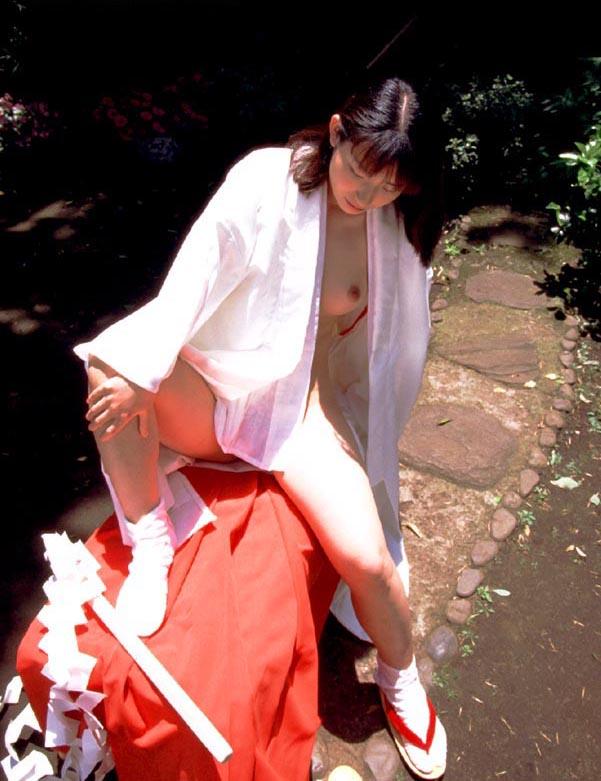 【巫女さんエロ画像】巫女さんのエロ画像で抜くとザーメンの量が違うなｗｗｗ背徳感が尋常じゃない巫女さんがコチラｗｗｗ その8