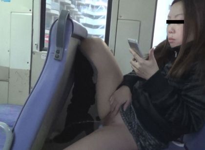 【電車内放尿エロ画像】コレってガチで逮捕されたヤツだろ？露出癖拗らせた女が電車内でおしっこしてるぞｗｗｗｗ その5