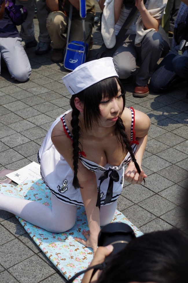 【コスプレエロ画像】すげーおっぱい！乳アピールに必死な巨乳コスプレイヤーの谷間が強烈なんだがｗｗｗｗ その11