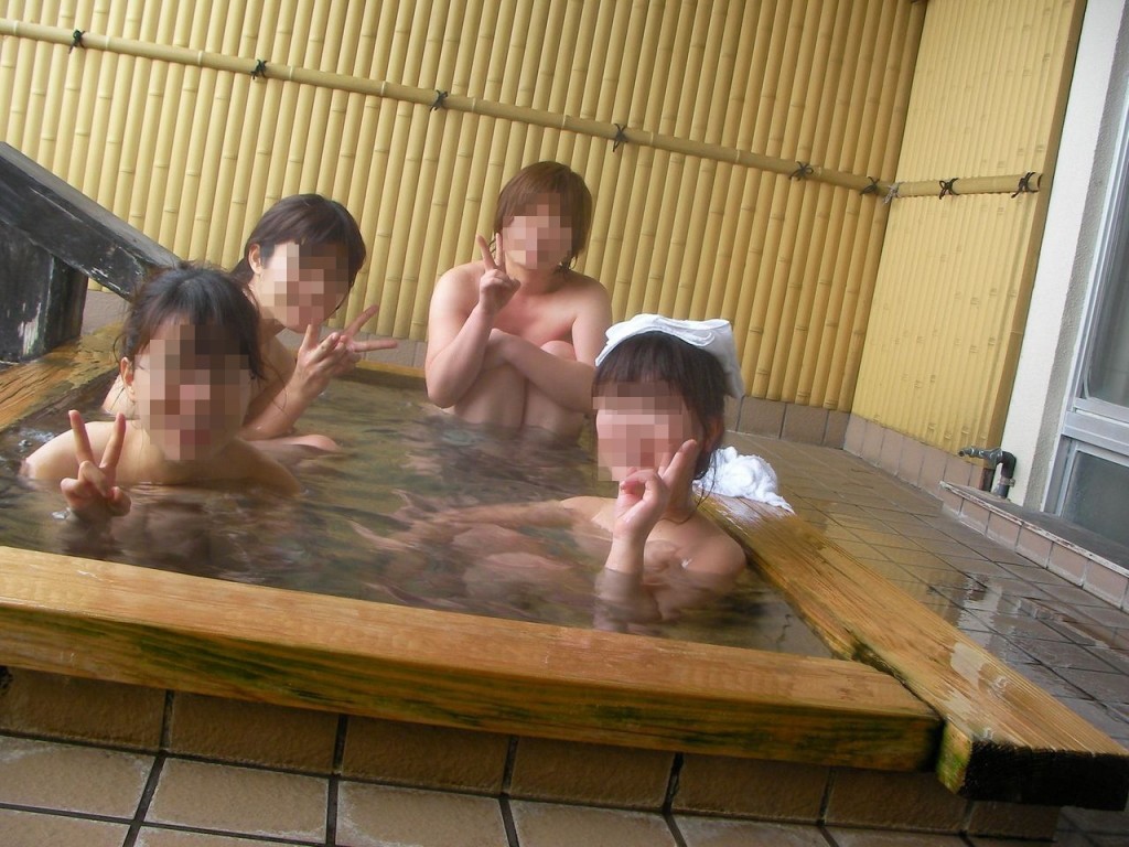 【温泉旅行エロ画像】温泉旅行でテンションあげあげ～な女子大生…旅の恥はかき捨てでもFacebookにあげると一生の恥なんだぜｗｗｗ その10