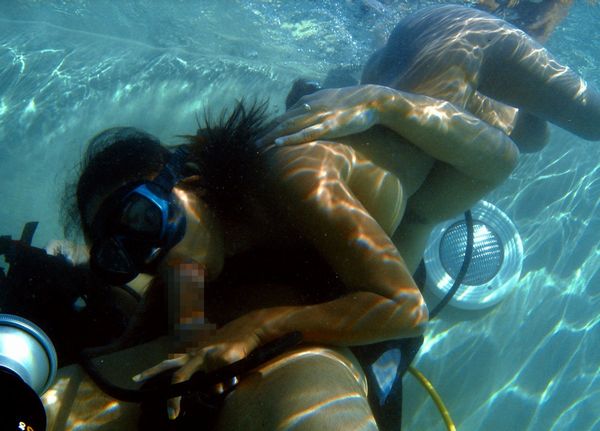 【水中フェラエロ画像】これ…やってる奴多いけど気持ちいいん！？失敗するとガチで溺れる水中フェラｗｗｗｗ その6