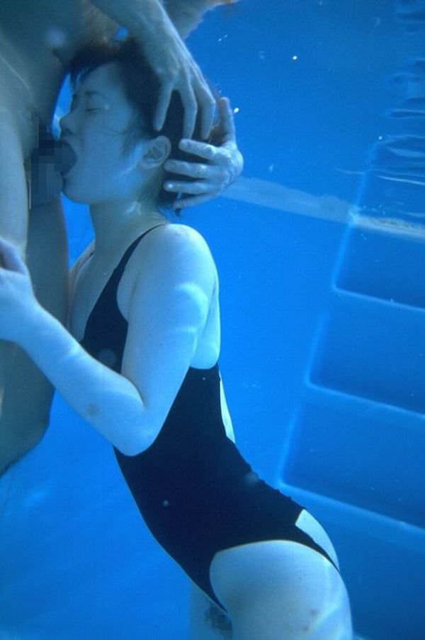 【水中フェラエロ画像】これ…やってる奴多いけど気持ちいいん！？失敗するとガチで溺れる水中フェラｗｗｗｗ その10
