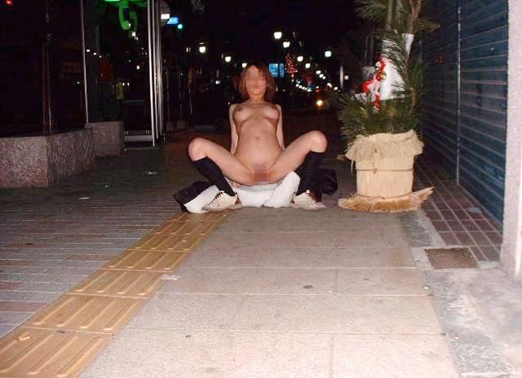 【野外露出エロ画像】暑い日が続いてるので野外で裸になったらかえって子宮が熱くなる痴女 その10