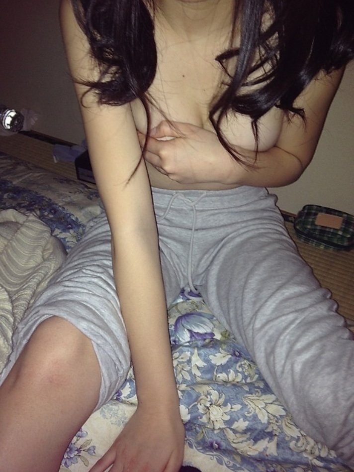 【手ブラ自撮り画像】乳首さえ隠せればそれでいいのか…素人娘の手ブラ自撮りが卑猥すぎだろｗｗｗ その4