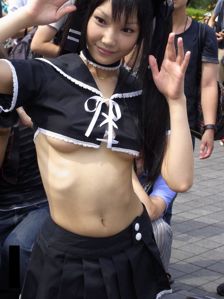 【コミケエロ画像】これがコスプレイヤーの乳房ｗｗｗ中途半端に見えるおっぱいが卑猥…勃起不可避のハミ乳画像 その1