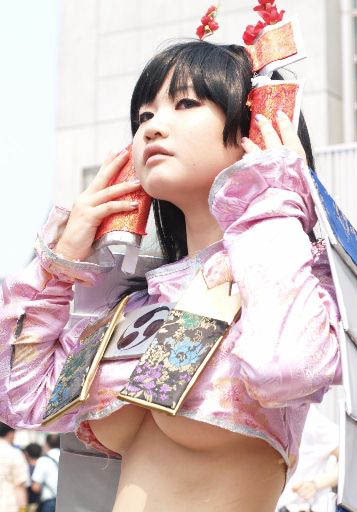 【コミケエロ画像】これがコスプレイヤーの乳房ｗｗｗ中途半端に見えるおっぱいが卑猥…勃起不可避のハミ乳画像 その2