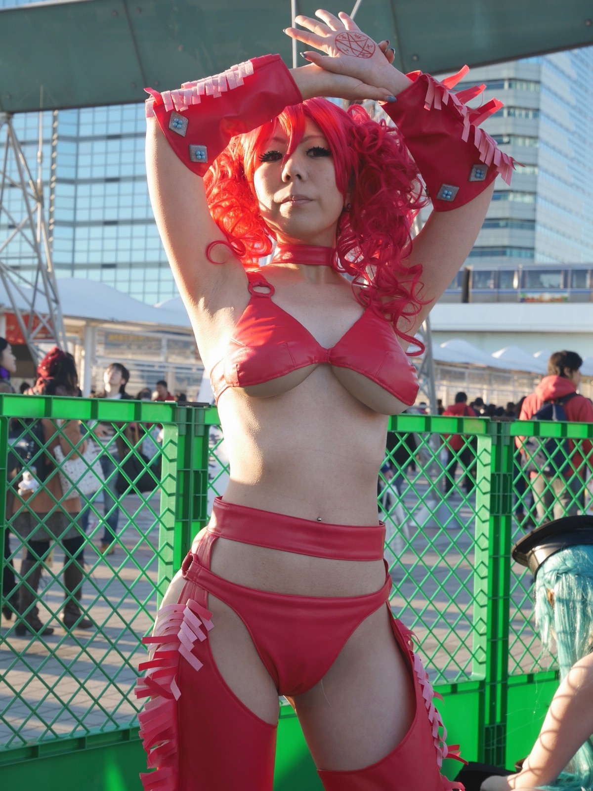【コミケエロ画像】これがコスプレイヤーの乳房ｗｗｗ中途半端に見えるおっぱいが卑猥…勃起不可避のハミ乳画像 その3