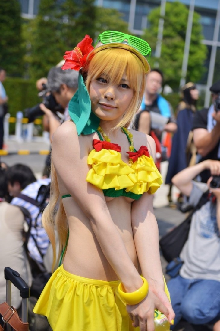 【コミケエロ画像】これがコスプレイヤーの乳房ｗｗｗ中途半端に見えるおっぱいが卑猥…勃起不可避のハミ乳画像 その4