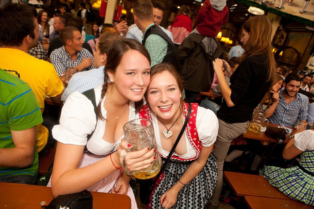 【ビール祭りエロ画像】ドイツのビール祭りがおっぱい祭りだったでござるｗｗｗこの生おっぱい見ながらビール飲みてぇなｗｗｗ その6