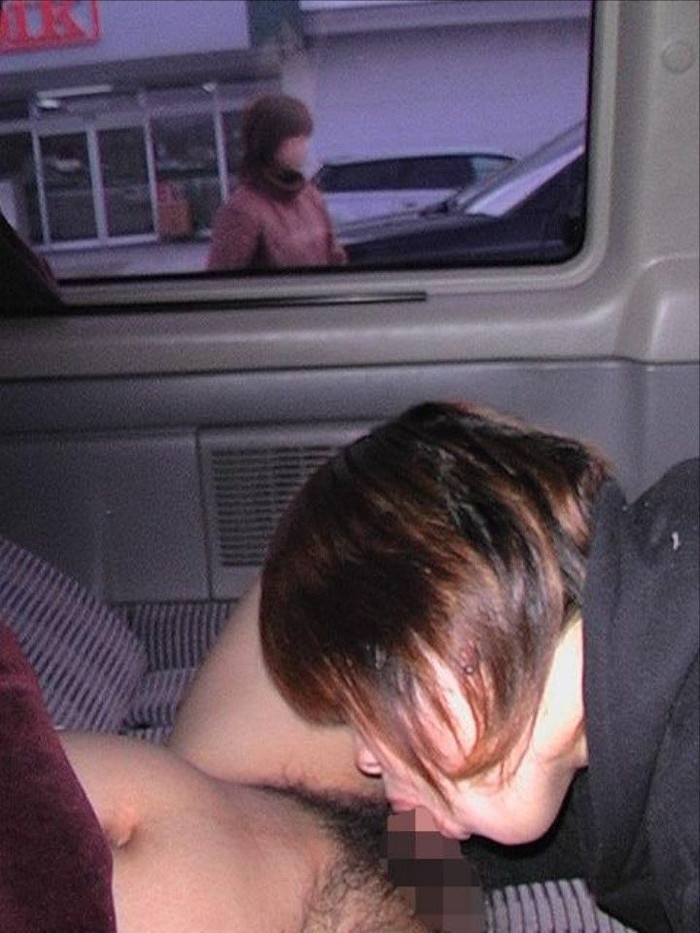 【カーセックスエロ画像】窮屈な体位が興奮する…不倫カップルに多いカーセックスが超生々しいｗｗｗｗ その9