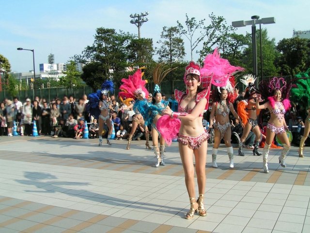 【サンバエロ画像】ポロリ寸前！小さな子供だって見てるのに…超過激な衣装で踊り狂う日本のサンバイベントが激エロｗｗｗ その3