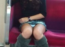 電車の中で見つけたセクシーな下半身…無自覚にパンツを見られてしまったハプニングエロ画像