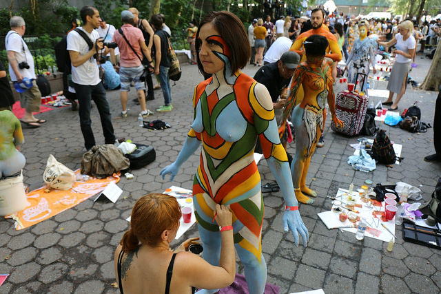 【ボディペイントエロ画像】真っ昼間から野外でおっぱいやマンコまる出し…裸にボディペイントの集団がうようよｗｗｗ その5