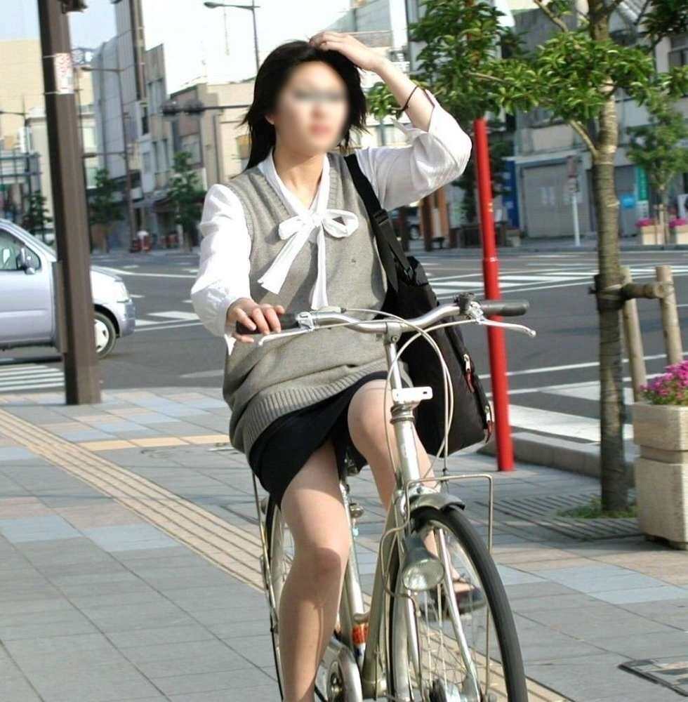【タイトスカートエロ画像】男の理性を狂わせる妖艶な下半身…チャリ通勤中のタイトスカートOLさんがエロすぎるｗｗｗ その4