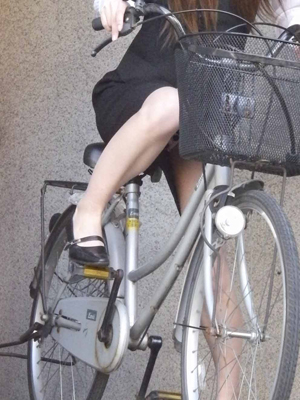 【タイトスカートエロ画像】男の理性を狂わせる妖艶な下半身…チャリ通勤中のタイトスカートOLさんがエロすぎるｗｗｗ その6