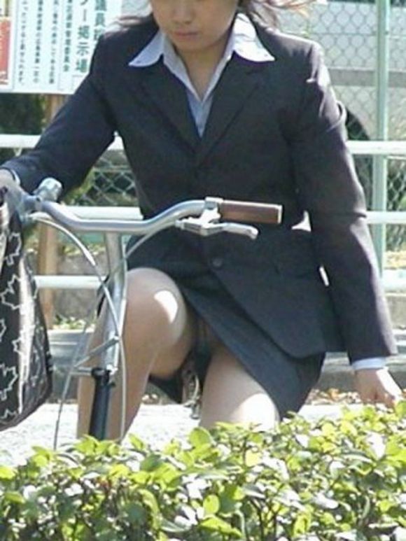 【タイトスカートエロ画像】男の理性を狂わせる妖艶な下半身…チャリ通勤中のタイトスカートOLさんがエロすぎるｗｗｗ その13