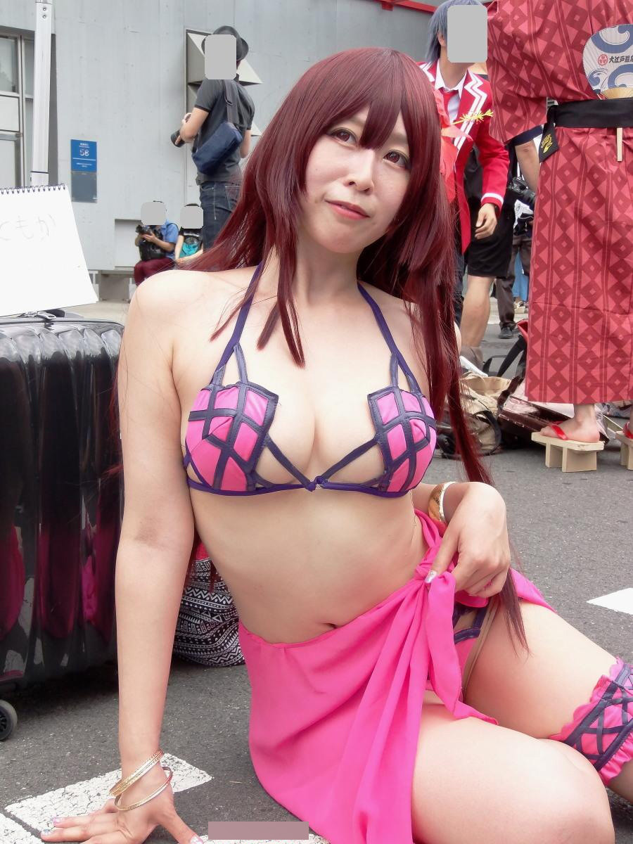 【コミケエロ画像】コミケ会場で破廉恥な姿を晒すコスプレイヤーさんの少したるんだ身体が卑猥すぎるｗｗｗ その4