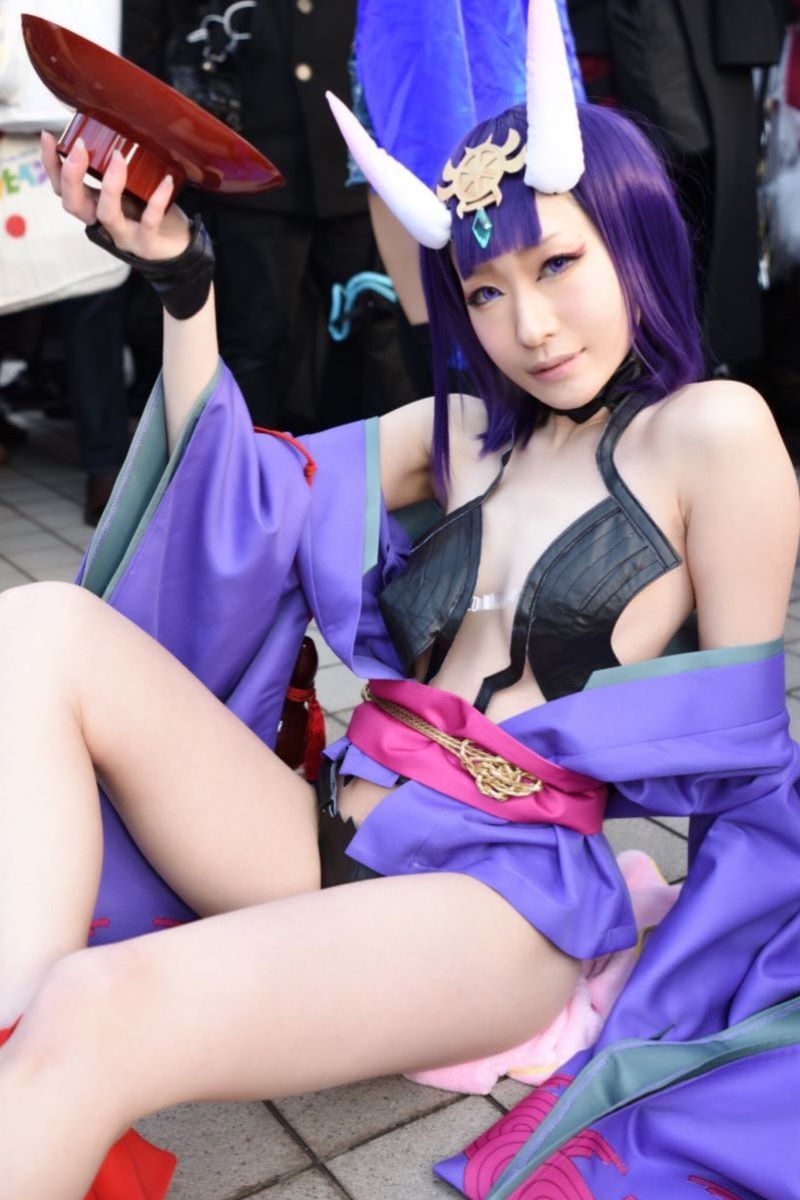 【コミケエロ画像】コミケ会場で破廉恥な姿を晒すコスプレイヤーさんの少したるんだ身体が卑猥すぎるｗｗｗ その8