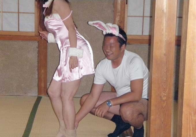 【ピンクコンパニオンエロ画像】いかついおじさんもテンションあげあげ～♪鼻の下伸ばしてデレるピンクコンパニオン遊びｗｗｗ その12