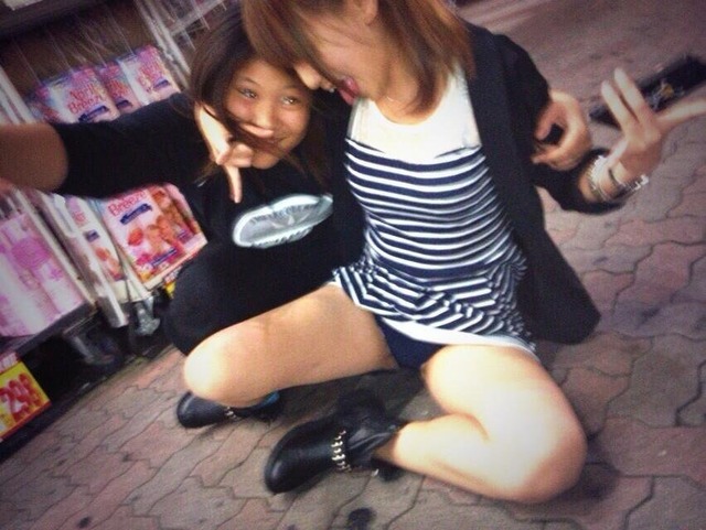 【おふざけエロ画像】インスタやTwitterに毎日のように投稿されるリア充女子のおふざけエロ画像がビッチ過ぎてドン引きｗｗｗ その2