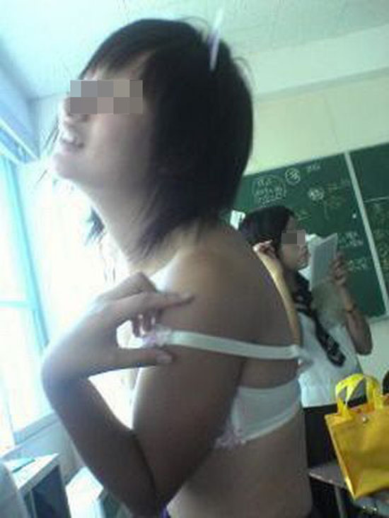 【おふざけエロ画像】インスタやTwitterに毎日のように投稿されるリア充女子のおふざけエロ画像がビッチ過ぎてドン引きｗｗｗ その5