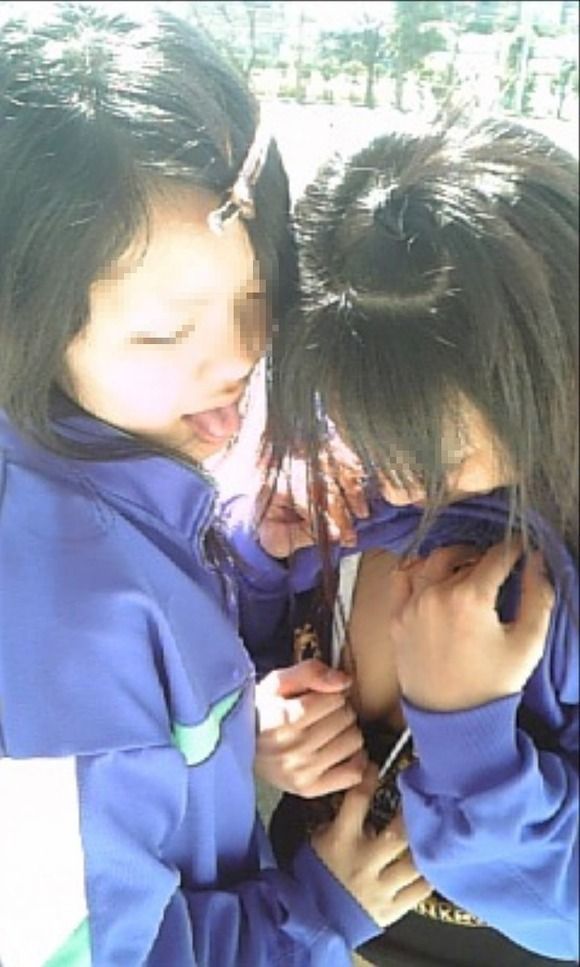 【おふざけエロ画像】インスタやTwitterに毎日のように投稿されるリア充女子のおふざけエロ画像がビッチ過ぎてドン引きｗｗｗ その7