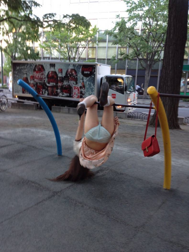 【おふざけエロ画像】インスタやTwitterに毎日のように投稿されるリア充女子のおふざけエロ画像がビッチ過ぎてドン引きｗｗｗ その8