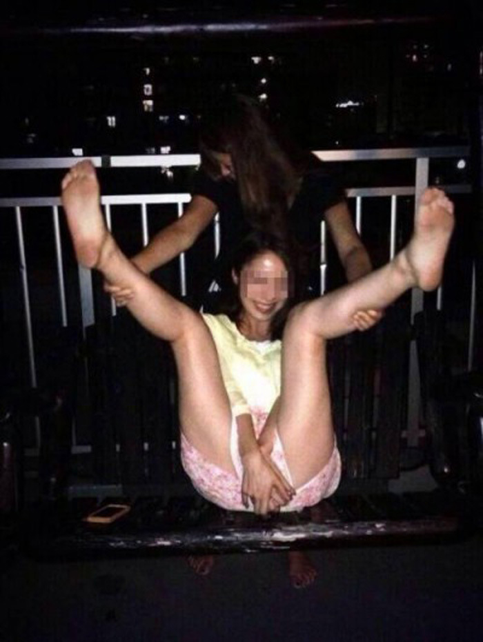 【おふざけエロ画像】インスタやTwitterに毎日のように投稿されるリア充女子のおふざけエロ画像がビッチ過ぎてドン引きｗｗｗ その12
